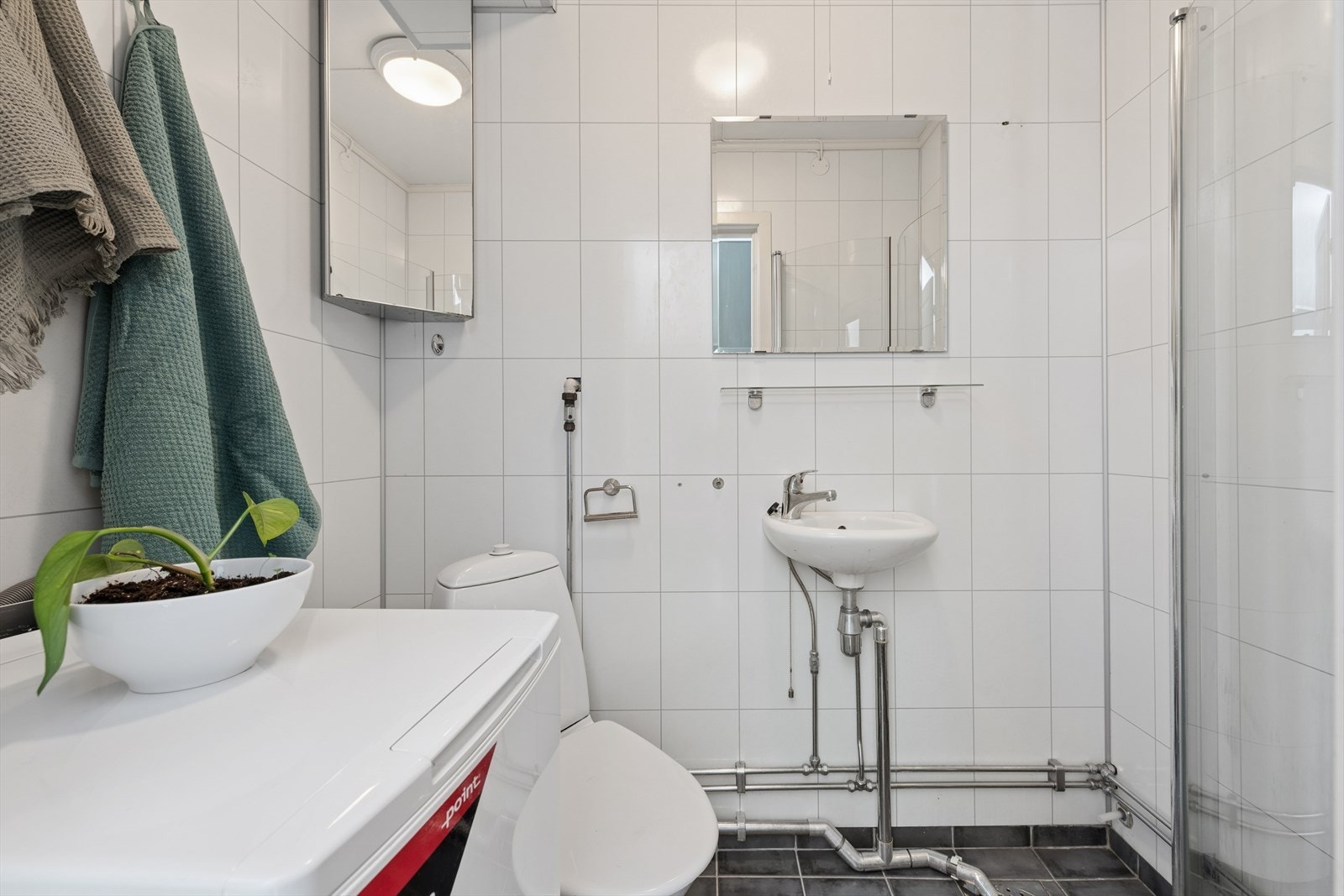 Badet har flislagt gulv og våtromspanel på vegger. Galleribilde