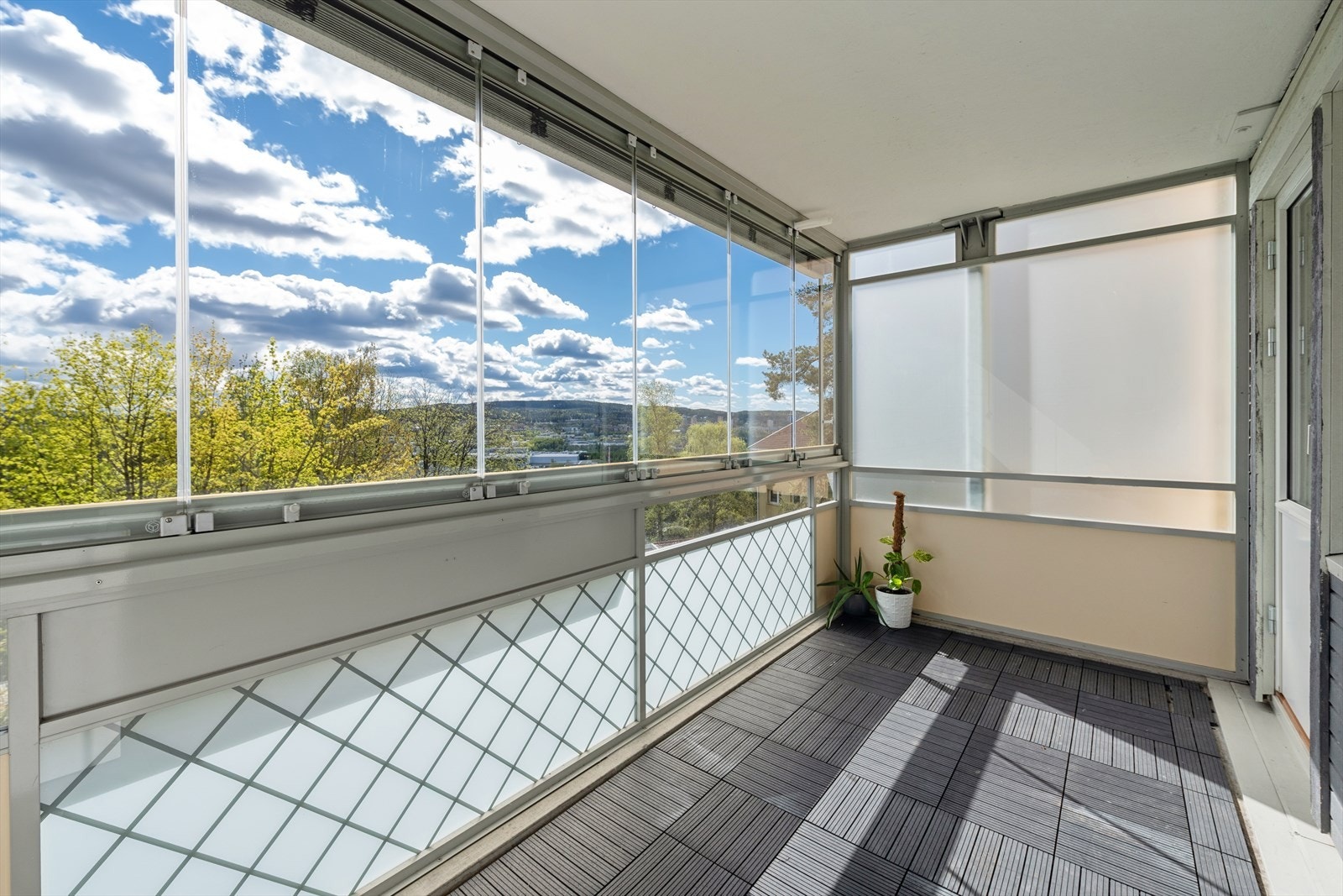 Fra stuen er det adkomst til en innglasset balkong på 8m² med god plass til møblering. Galleribilde