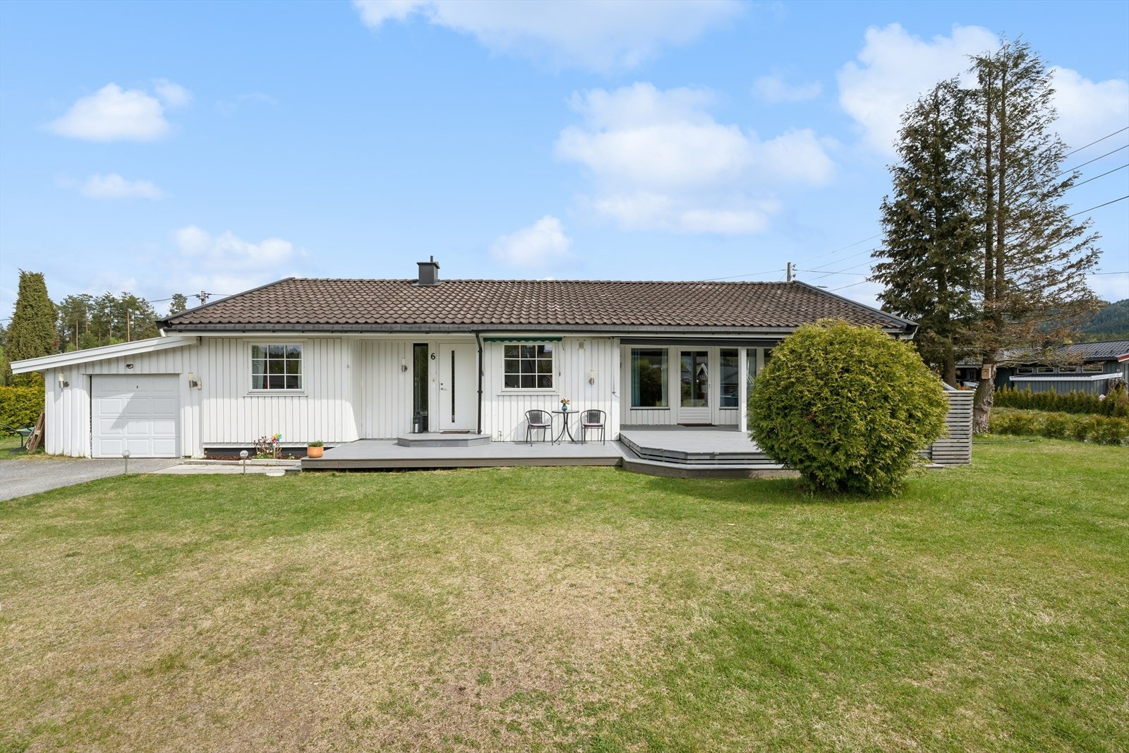 Hyggelig enebolig over to plan - lettstelt og fin tomt. Galleribilde