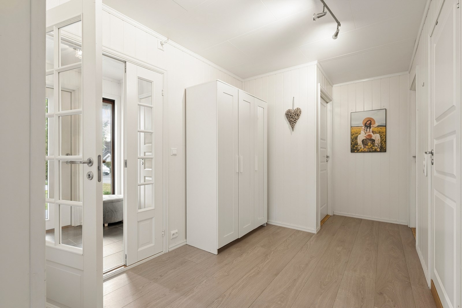 Fra entréen kommer du inn i en romslig gang. Galleribilde
