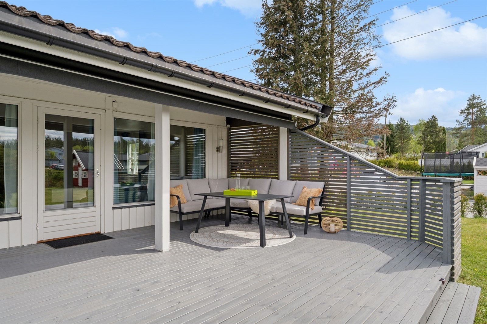 Terrassen er på rundt 40 kvm, god plass til ulike soneinndelinger, grill med mer. Galleribilde