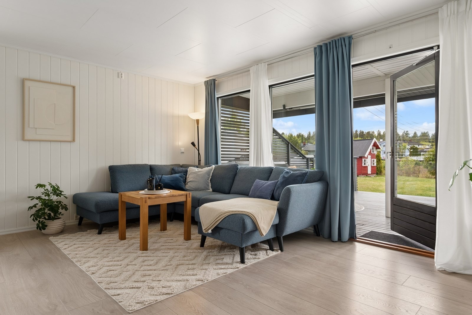 Fra stuen er det utgang til delvis overbygd terrasse. Galleribilde