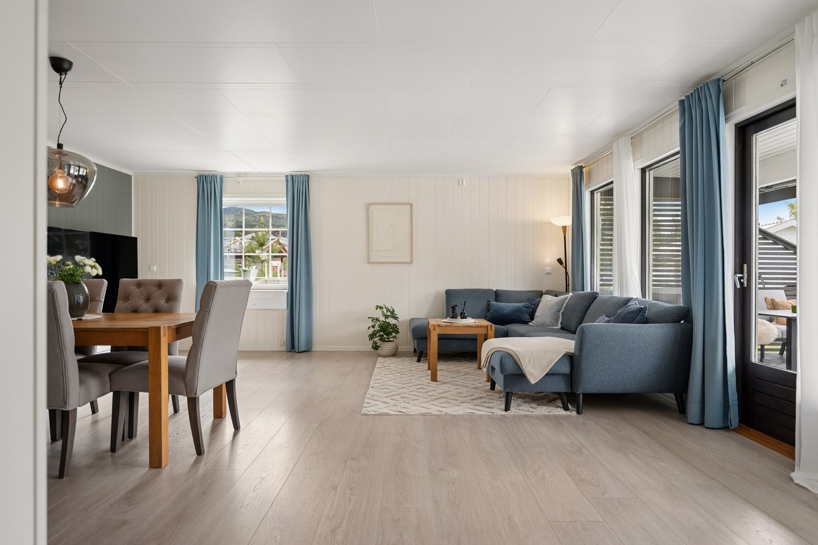 Stuen er lys og innbydende. Gode møbleringsmuligheter for ulike soneinndelinger. Galleribilde