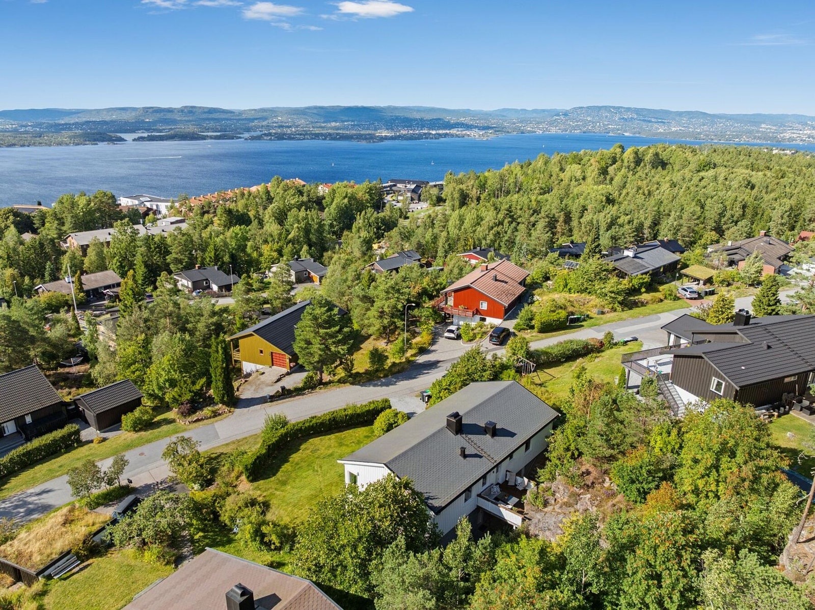 Området er godt tilrettelagt for barnefamilier med flere barnehager og skoler. Kun ca. 10 minutters gange nordover fra boligen ligge Bjørnemyr barneskole og Bjørnemyr barnehage. Galleribilde