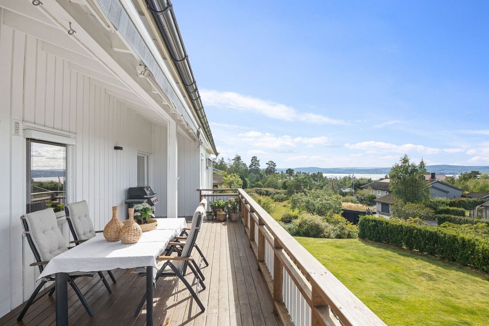Fra stuen er det direkte utgang til vestvendt balkong med flott utsikt og sol frem til kl. 22.30 på kvelden sommerstid. Her er det god plass samle familie og venner til hyggelige sommerkvelder. Galleribilde
