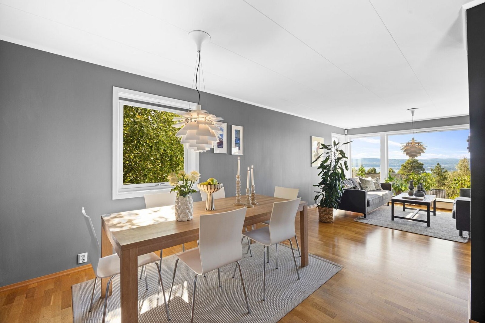 Det er god plass til spisebord i tilknytning til kjøkkenet, og løsningen legger godt til rette for både hverdagsmiddager og større sammenkomster. Galleribilde