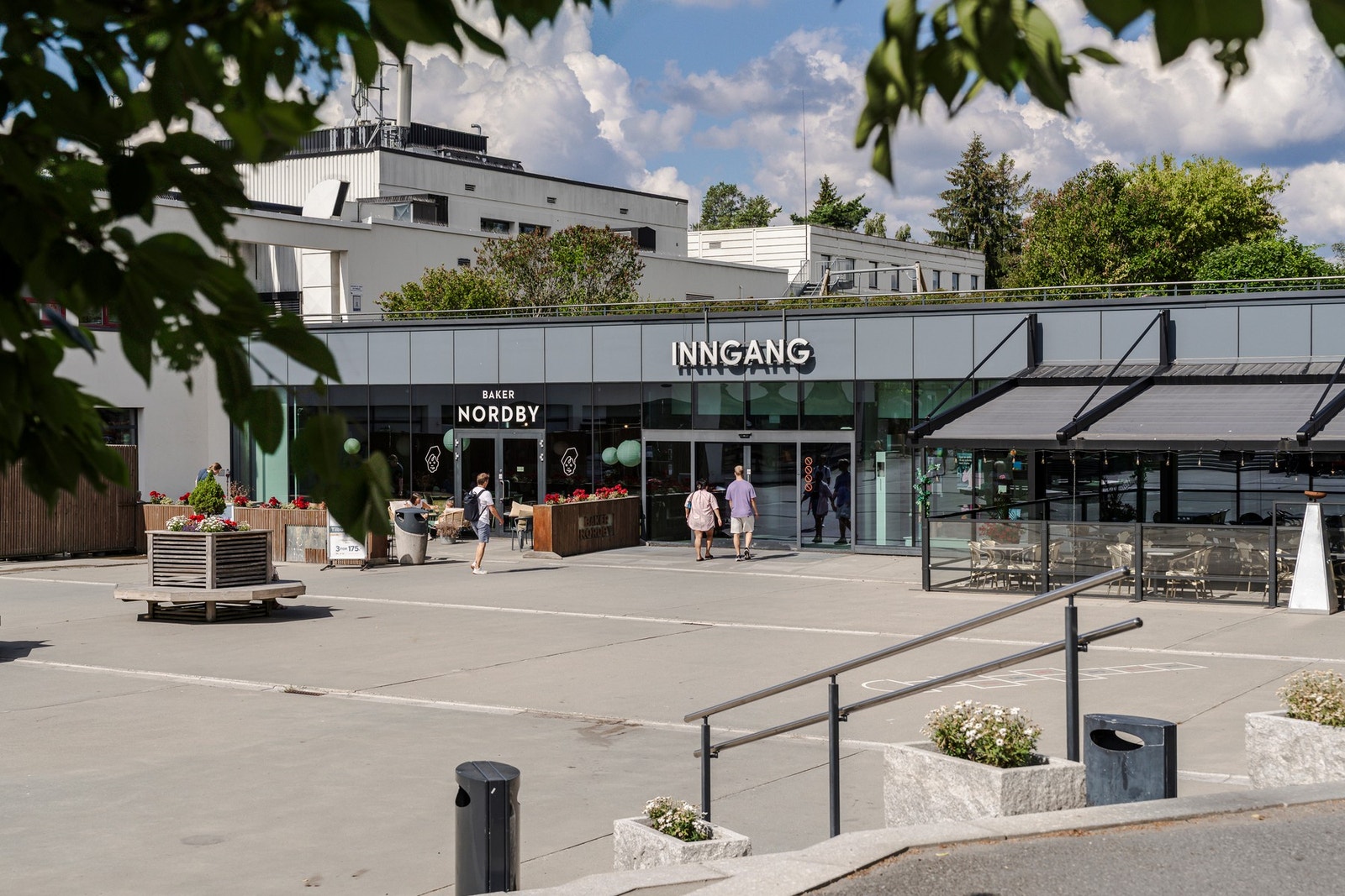 Tangen byr på et bredt utvalg av butikker, Meny, Vinmonopol, kaféer, apotek og helsetjenester. Galleribilde