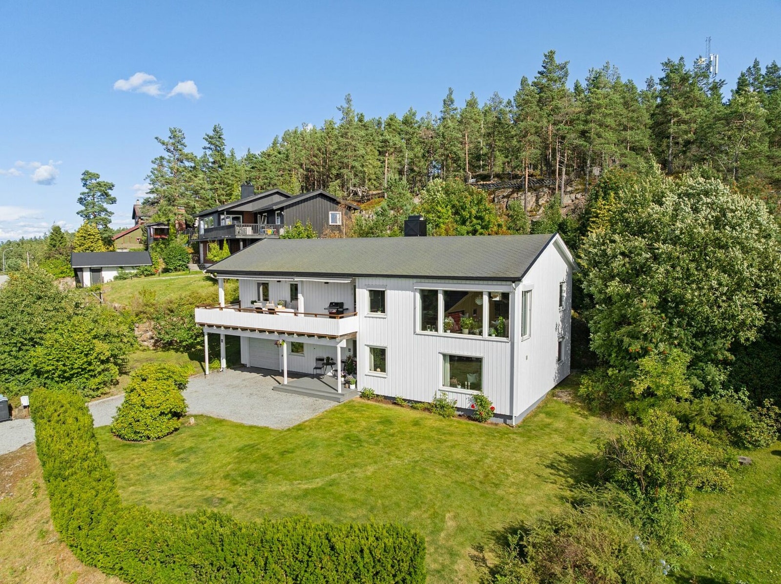 Velholdt enebolig med ca. 1 mål opparbeidet tomt. Galleribilde