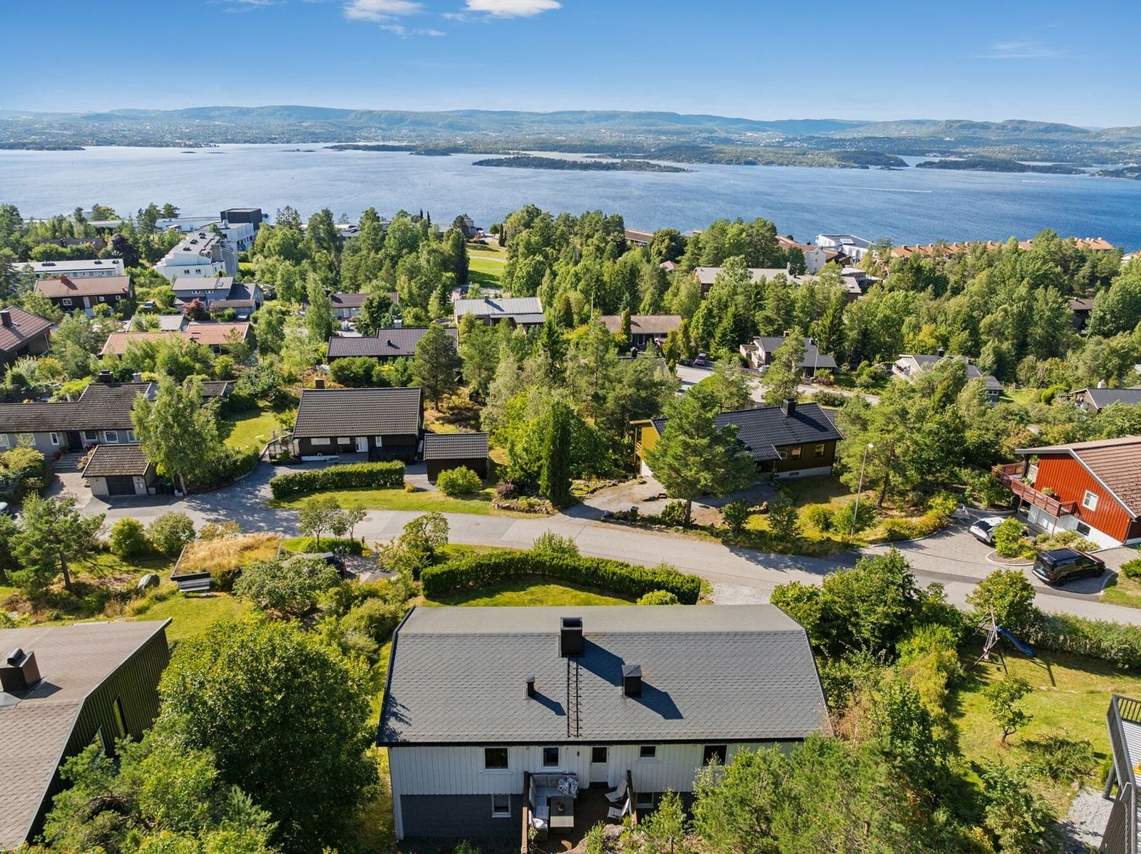 Beliggenheten byr på flotte solforhold og nærhet til både skog og mark, samtidig som daglige gjøremål er lett tilgjengelig. Galleribilde