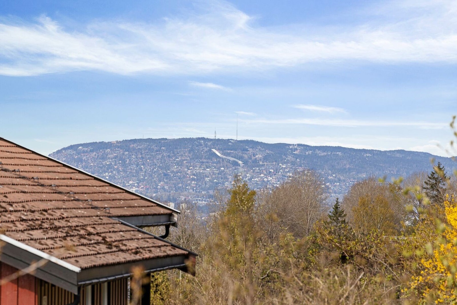 Fra balkong er det utsikt mot Holmenkollen. Galleribilde