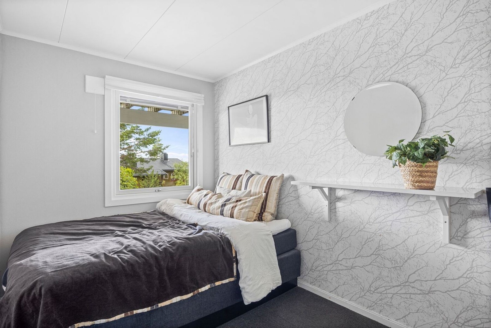 Soverommet er et lyst og behagelig rom med god plass til seng, nattbord og garderobeløsning. Galleribilde