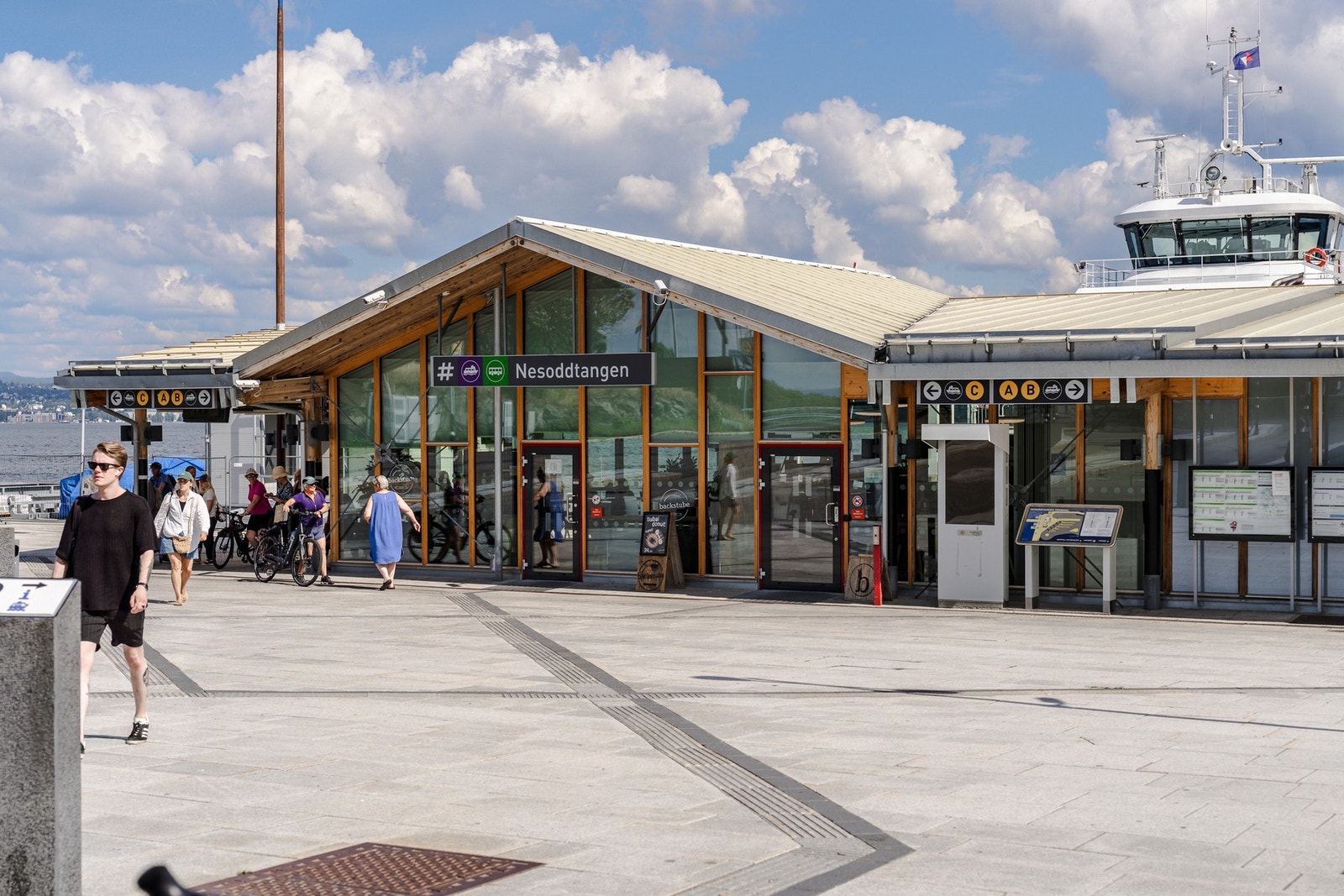 Nærmeste bussholdeplasser er kun 3 minutters gange fra eiendommen og gir enkel tilgang til Nesoddtangen brygge. Galleribilde