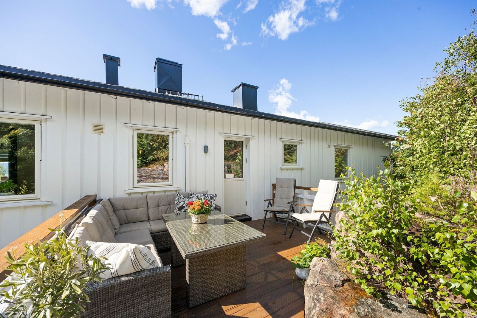 Fra kjøkkenet er det utgang til terrasse, noe som gjør det enkelt å flytte måltidene ut på varme sommerdager. Galleribilde