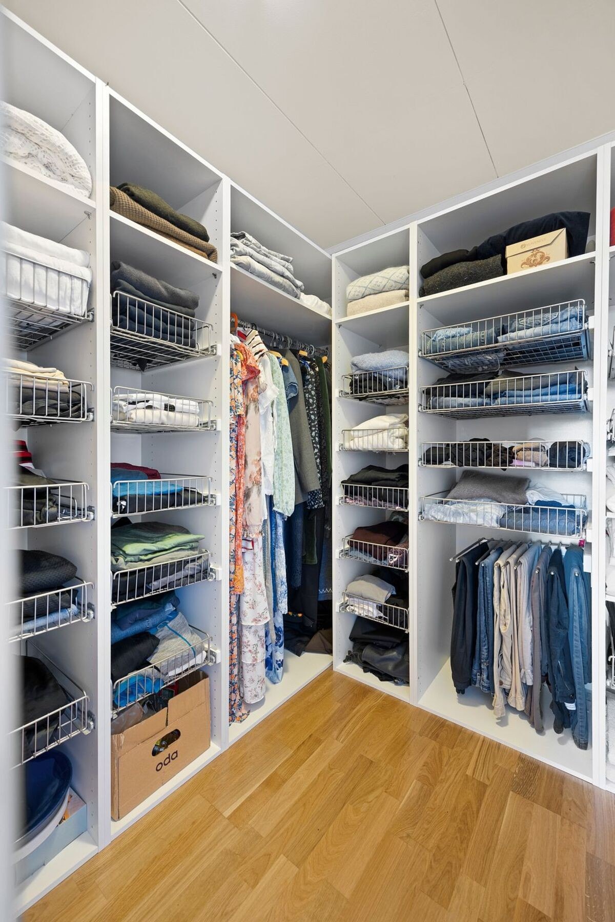 På hovedsoverommet er det walk in closet med stor skyvedørsgarderobe og god oppbevaringsplass Galleribilde
