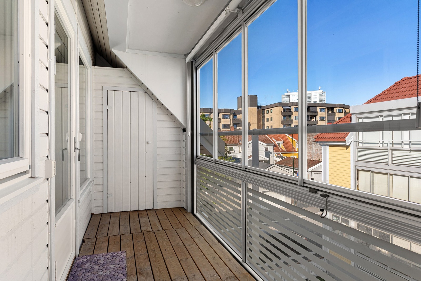 Fra stua er det tilgang til denne sørøstvendt, innglassede balkong en med fint utsyn over omgivelsene. Galleribilde