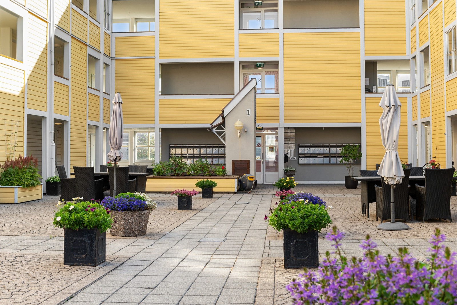 Boligen ligger i et veldrevet borettslag og passer perfekt for deg som ønsker en lettstelt og komfortabel hverdag. Galleribilde