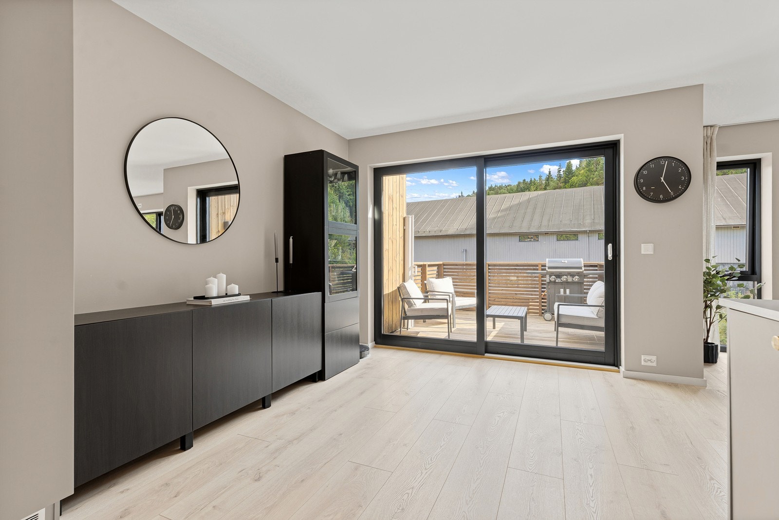 Fra stuen er det direkte utgang til en solrik og hyggelig terrasse på ca. 10 m². Galleribilde