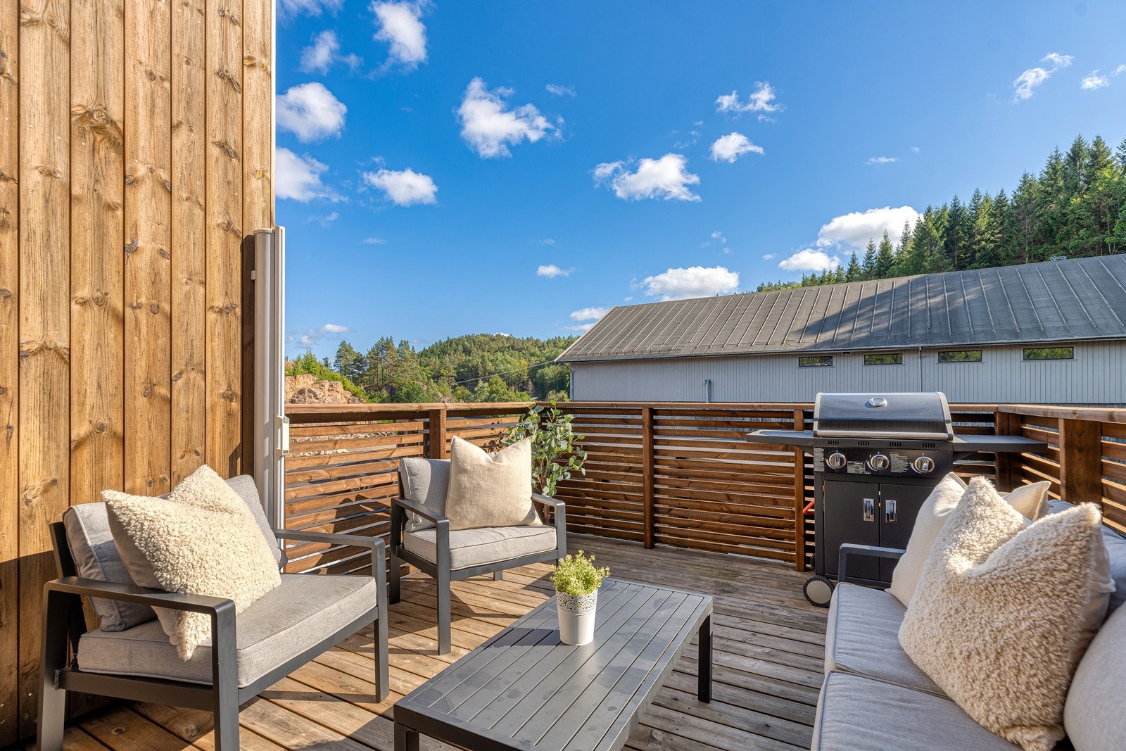 Fra stuen er det direkte utgang til en solrik og hyggelig terrasse på ca. 10 m². Galleribilde