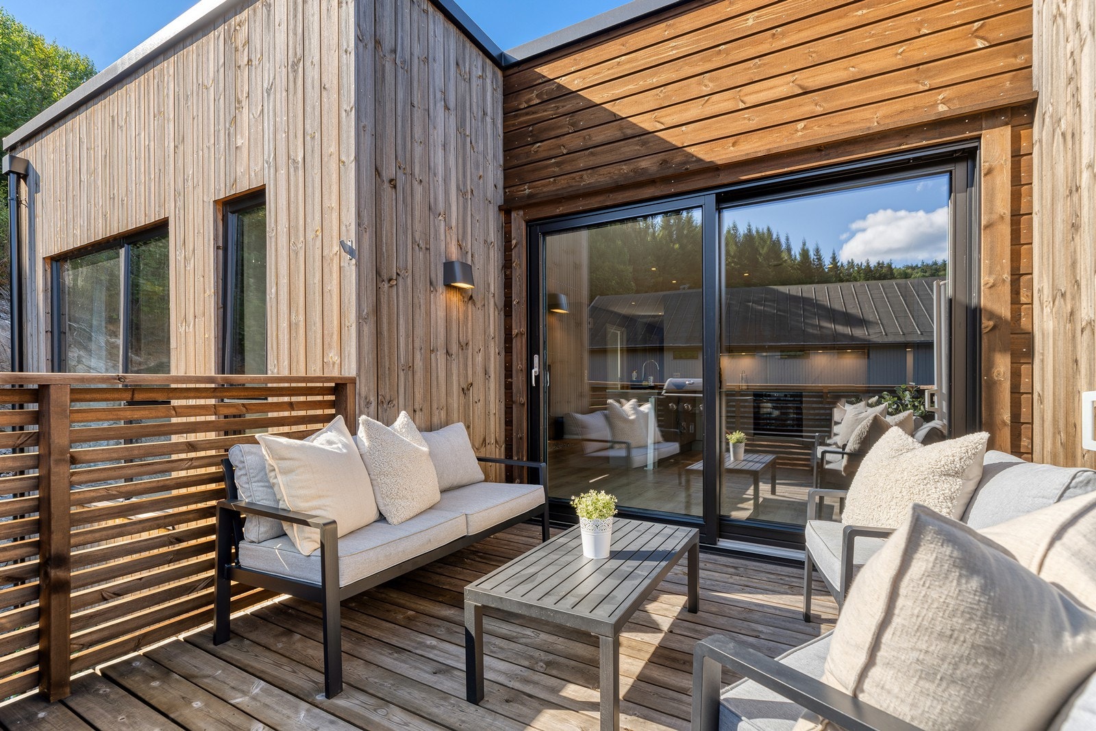 Her er det god plass til utemøbler, grill og grønne planter - et perfekt sted å nyte fine dager og lange sommerkvelder. Galleribilde