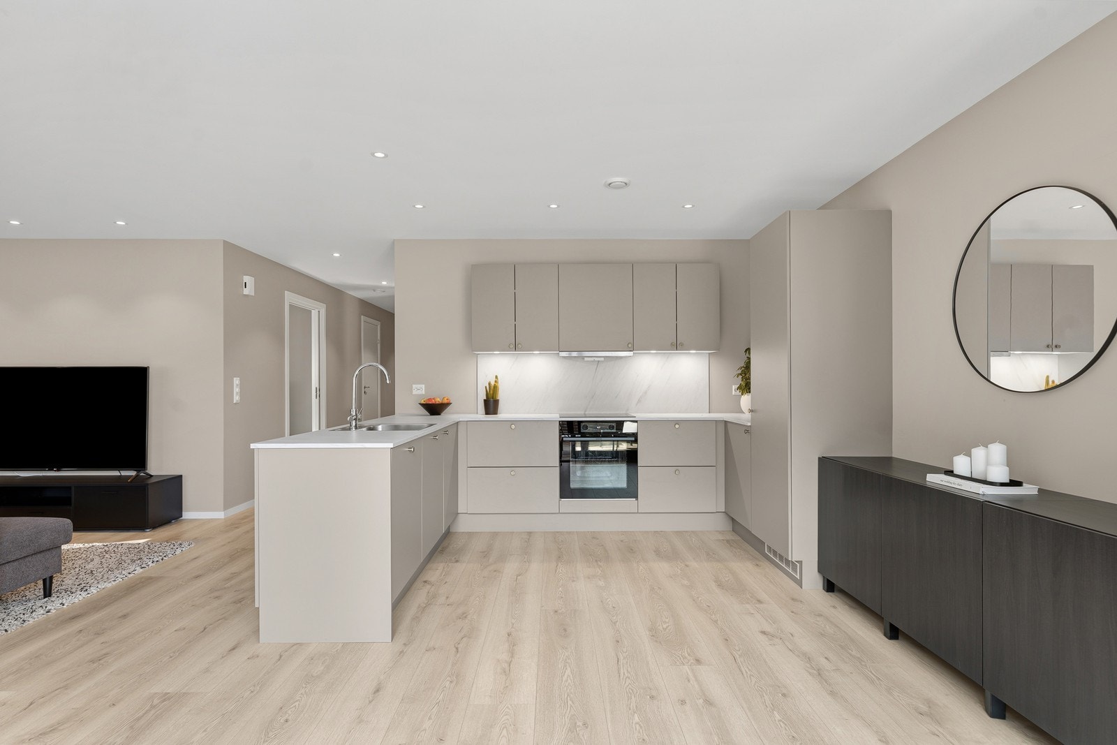 Innredningen har moderne, glatte fronter og laminatbenkeplate - en tidløs kombinasjon som både er praktisk og elegant. Galleribilde