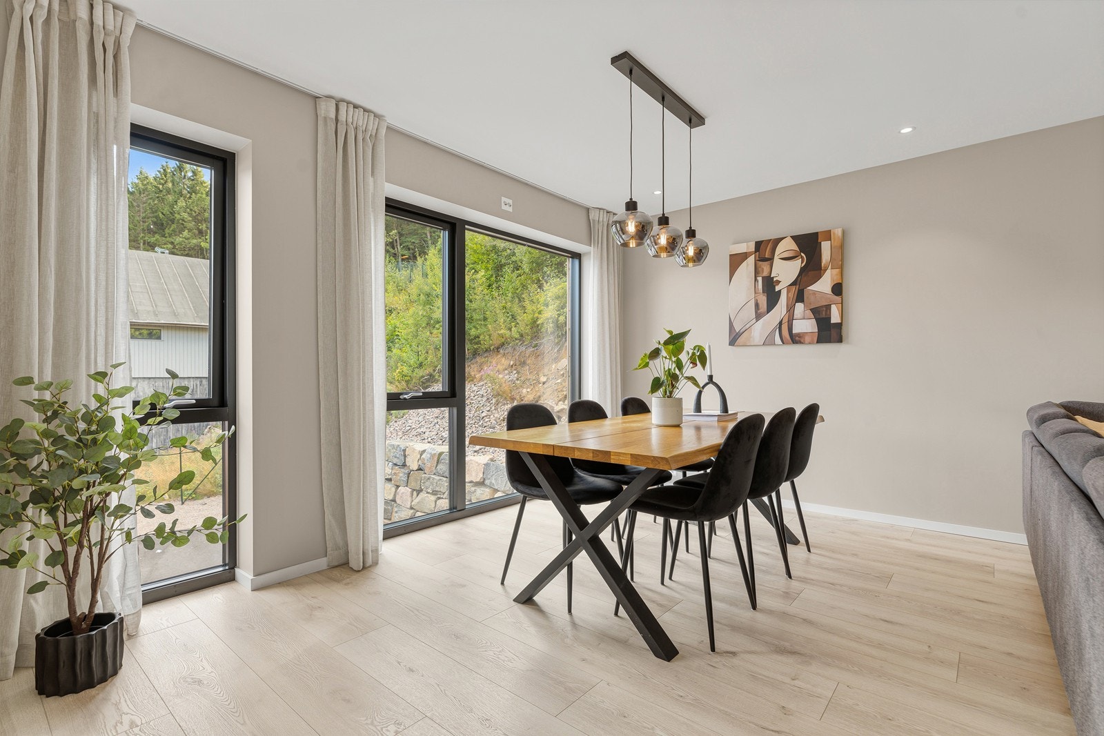 Store vindusflater sørger for rikelig med naturlig dagslys. Galleribilde