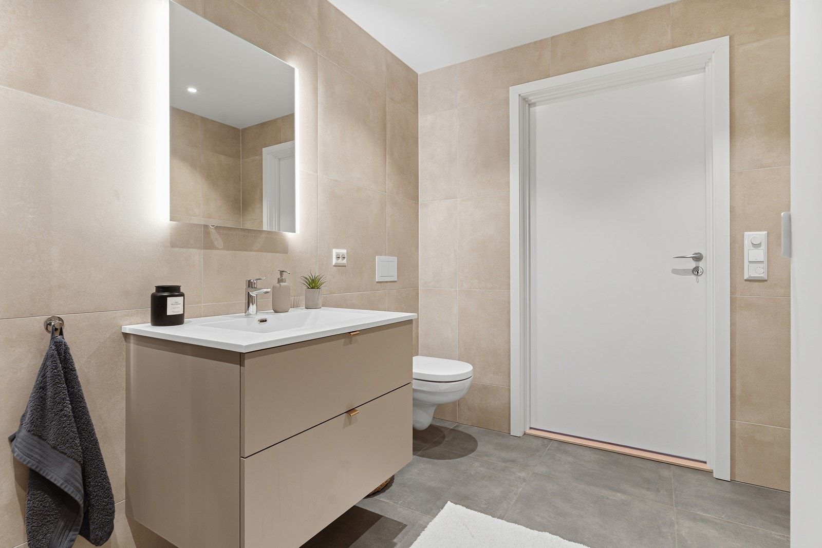 Badet er innredet med nedfelt servant, veggmontert toalett og praktisk dusjløsning med dusjvegger/hjørne. Galleribilde