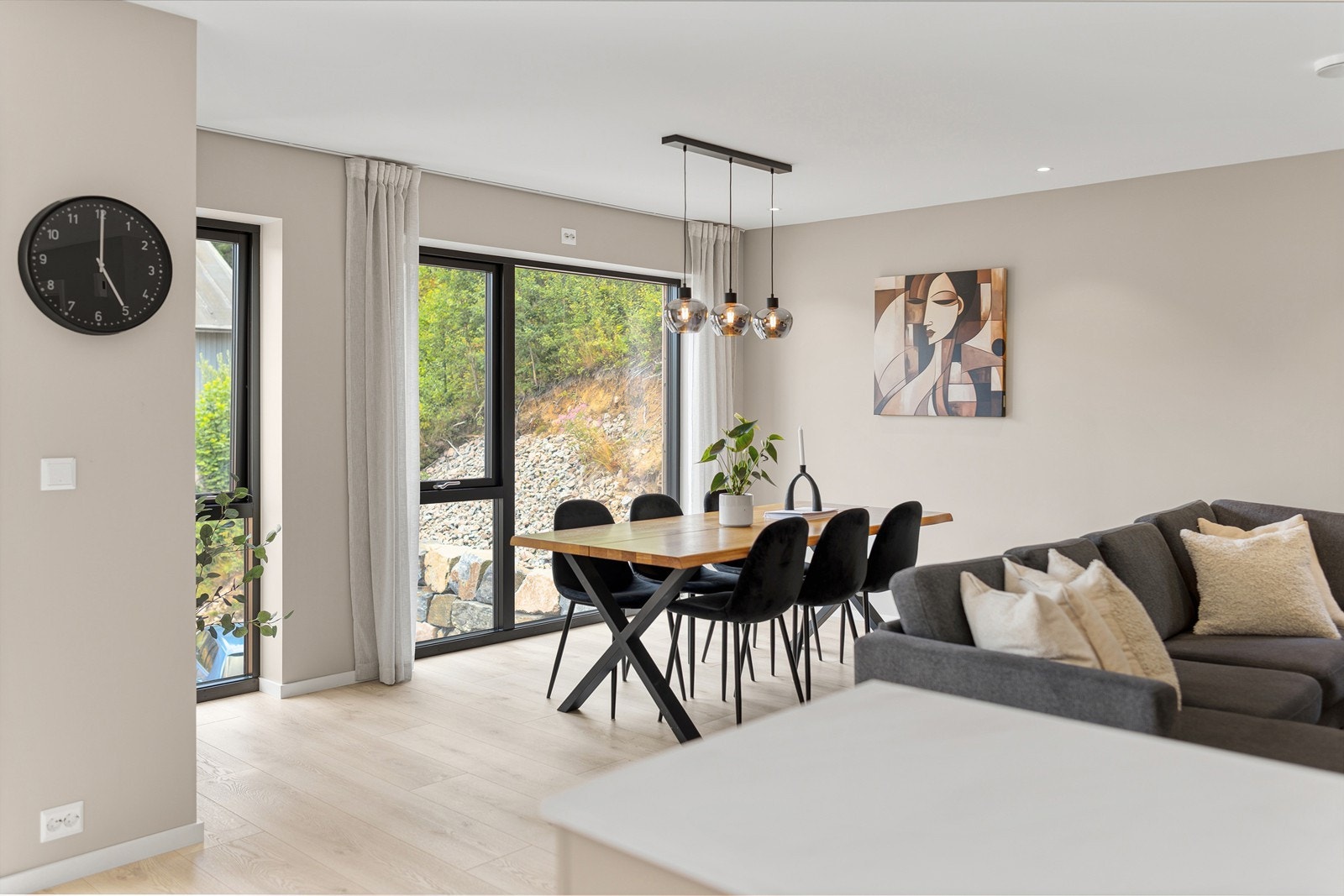God plass til både en komfortabel sofagruppe og spisebord. Galleribilde
