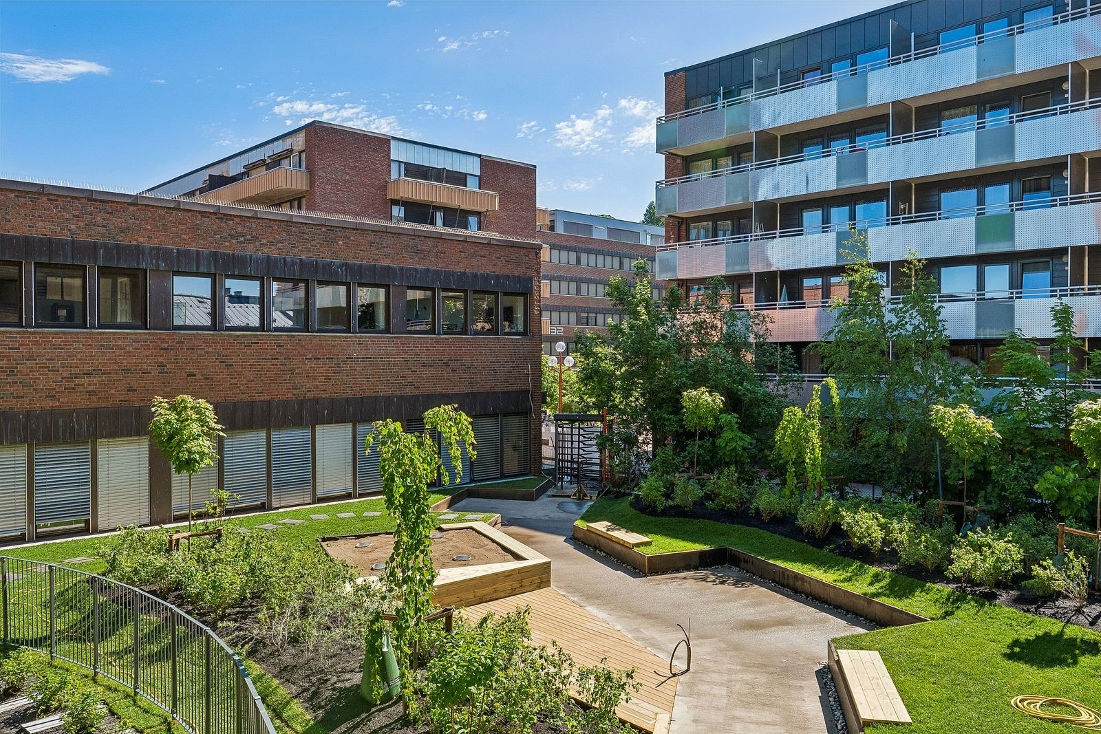 Leiligheten har utsyn mot dette flotte gårdsrommet. Galleribilde