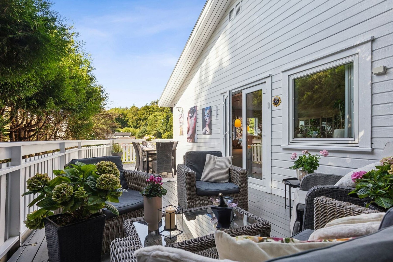 Inviter familie og venner til hyggelige sammenkomster på den herlige verandaen. Galleribilde