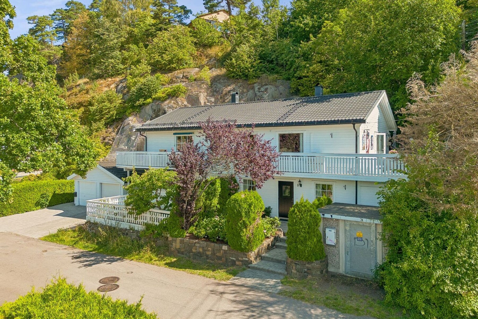 Her bor man i et rolig boområde i grønne omgivelser. Galleribilde