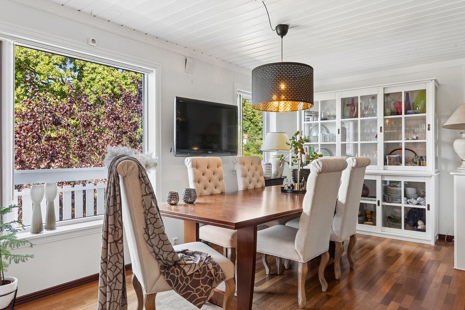 Inviter venner og familie til bords på en spiseplass som oser av varme og hygge! Store vindusflater slipper dagslyset uhindret inn og skaper en åpen og luftig romfølelse. Galleribilde