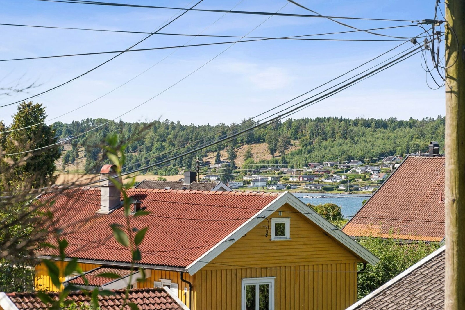 Et lite glimt av vannet like ved. Galleribilde