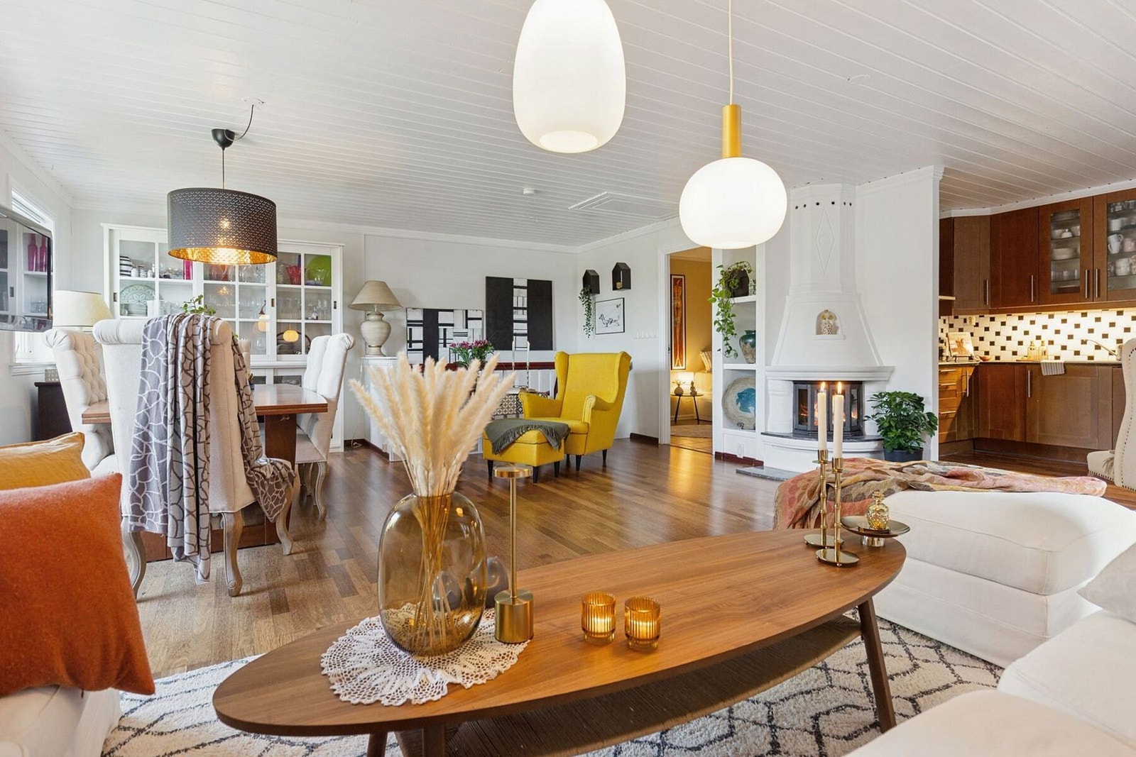 En lys og lekker stue med god plass til møblement! Rommet har en peisovn som skaper en varme og lunhet. Galleribilde