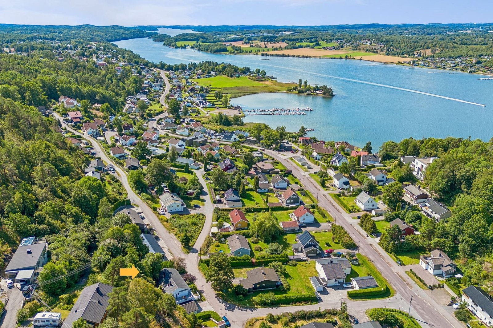 Boligen ligger i et rolig og populært boområde med kort avstand til vannet. Galleribilde