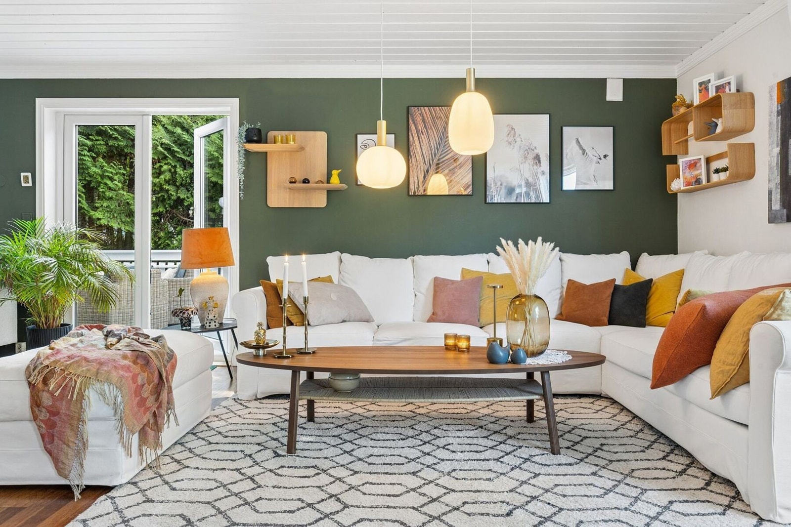 Her er det god plass til en romslig sofa! Galleribilde
