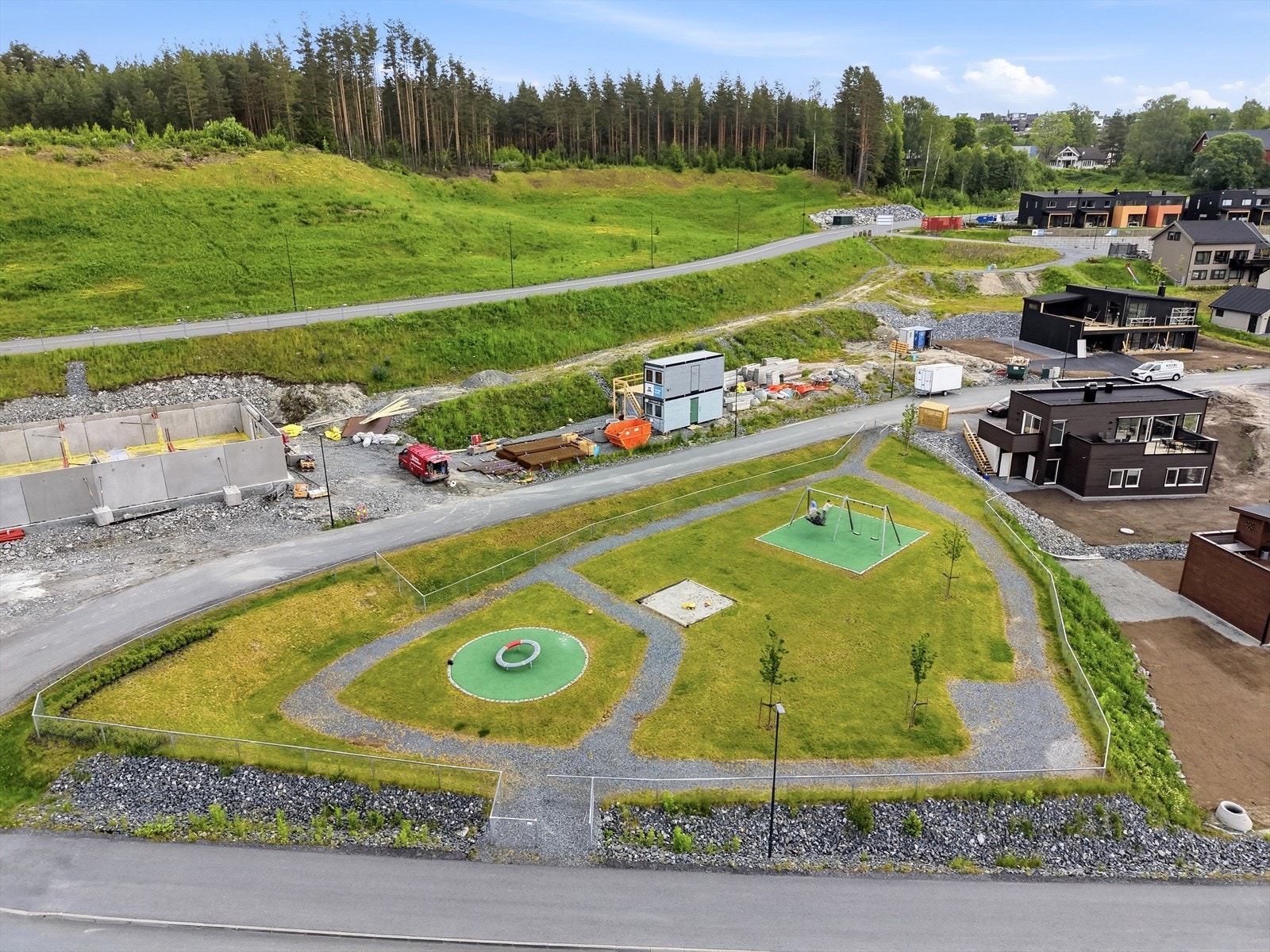 Området byr også på en storslått lekepark for barn og ungdom, offentlig driftet. Galleribilde