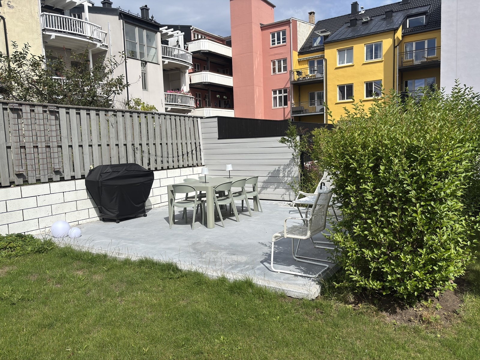 Hyggelig felles oppholdsplass i hagen Galleribilde