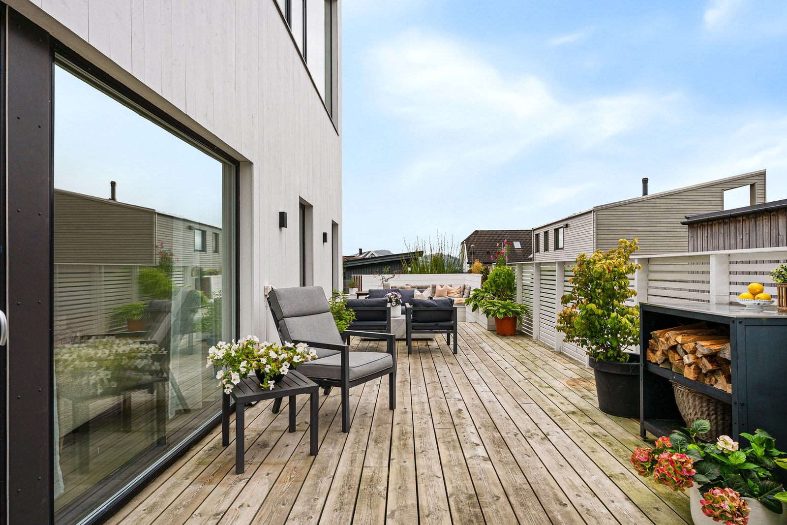 Terrassen inviterer til gode dager utendørs, med plass til utemøbler og grill Galleribilde