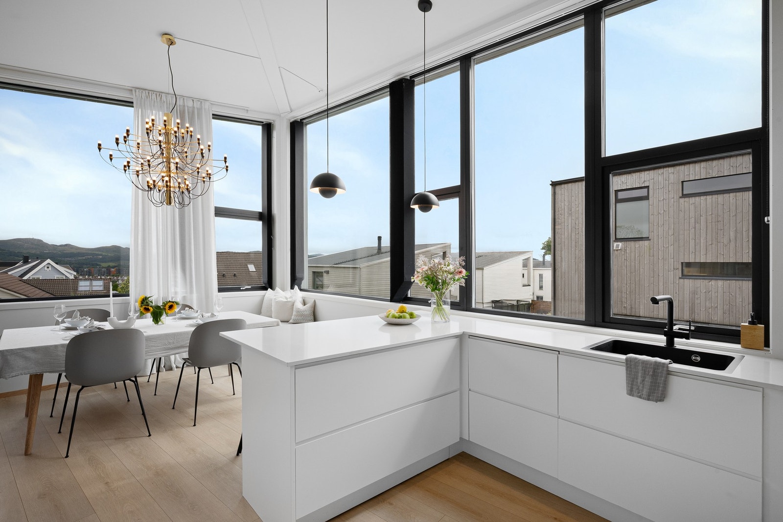 Kjøkkenet er utstyrt med en flott benkeplate i stein fra Silestone Galleribilde
