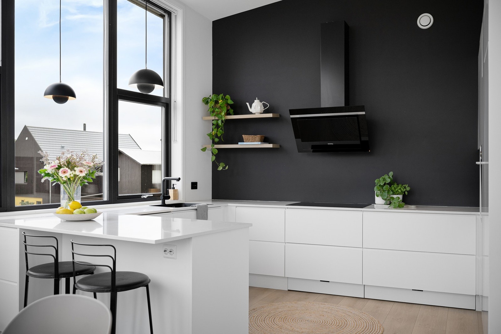 Flott kjøkken fra Bjerks Trevare med integrerte hvitevarer og gjennomtenkte løsninger som kombinerer design og funksjonalitet Galleribilde
