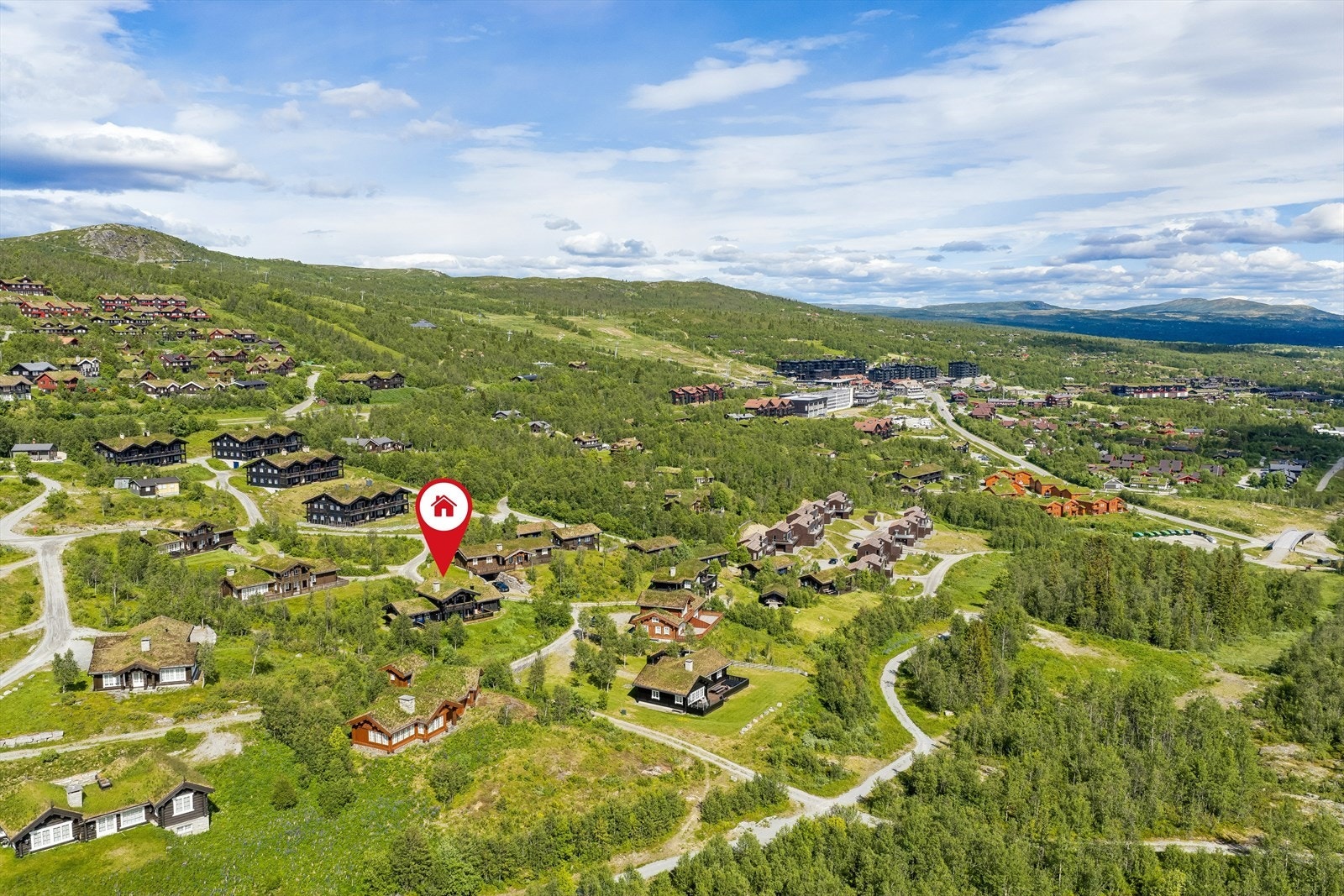 Møsasvøo 12 er en komplett og innholdsrik fritidsbolig for deg som ønsker en kombinasjon av høy standard, tradisjonell hyttestil, gode solforhold, flott fjellutsikt og en beliggenhet hvor både naturen og Beitostølens mange aktiviteter ligger like utenfor. Galleribilde