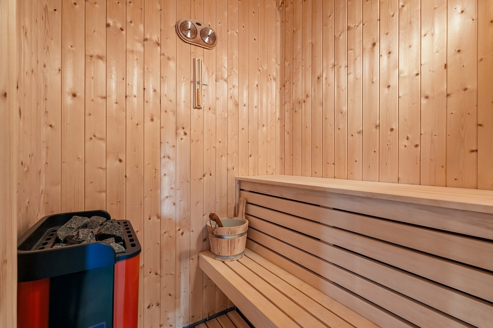 Badstuen er utstyrt med elektrisk badstueovn og trebenker. Dette er et perfekt sted å avslutte en aktiv dag i fjellet, enten etter en lang skitur om vinteren eller en flott fjelltur på sommerstid. Galleribilde