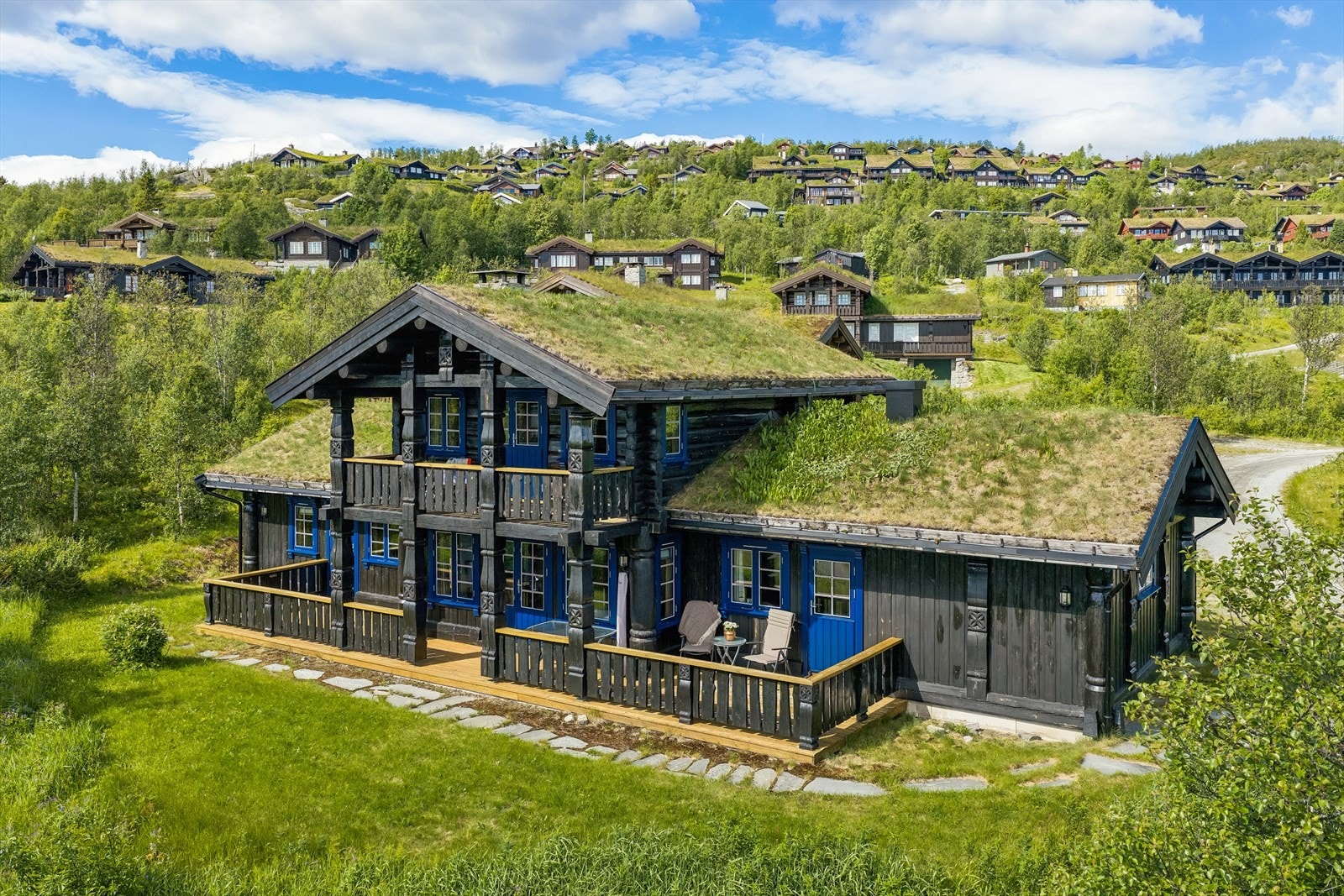 Beliggenheten kombinerer det beste av to verdener, du har naturen og fjellet rett utenfor døren, samtidig som sentrum med butikker, serveringssteder, alpinbakker og øvrige servicetilbud ligger innen behagelig gangavstand. Galleribilde