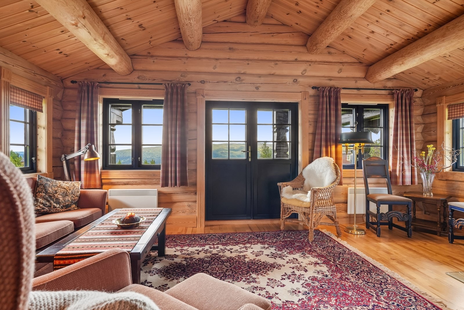 Store vinduer gir godt lys og sørger for at den vakre fjellnaturen blir en del av rommet. En vedovn bidrar med ekstra varme og hygge på kjølige dager. Galleribilde