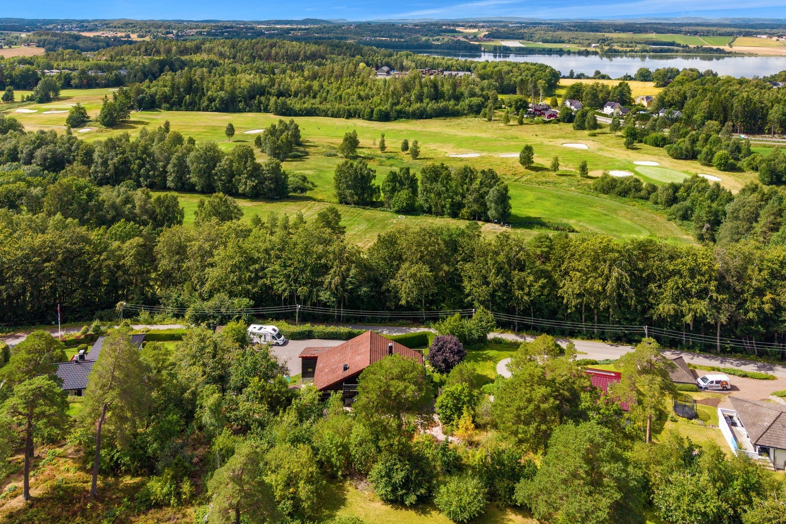 En svært attraktiv beliggenhet for golfentusiasten og for deg som setter pris på naturskjønne omgivelser og et aktivt friluftsliv. Galleribilde