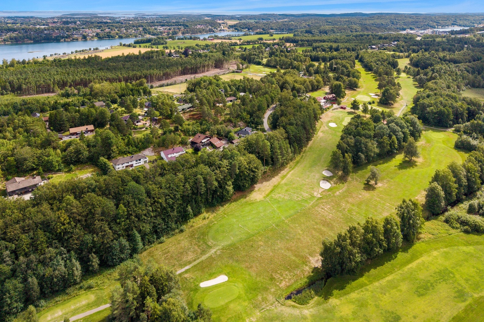Eiendommen har en særdeles attraktiv beliggenhet med få meter til en flott 27-hulls golfbane, omgitt av vakre og grønne landskapsområder Galleribilde