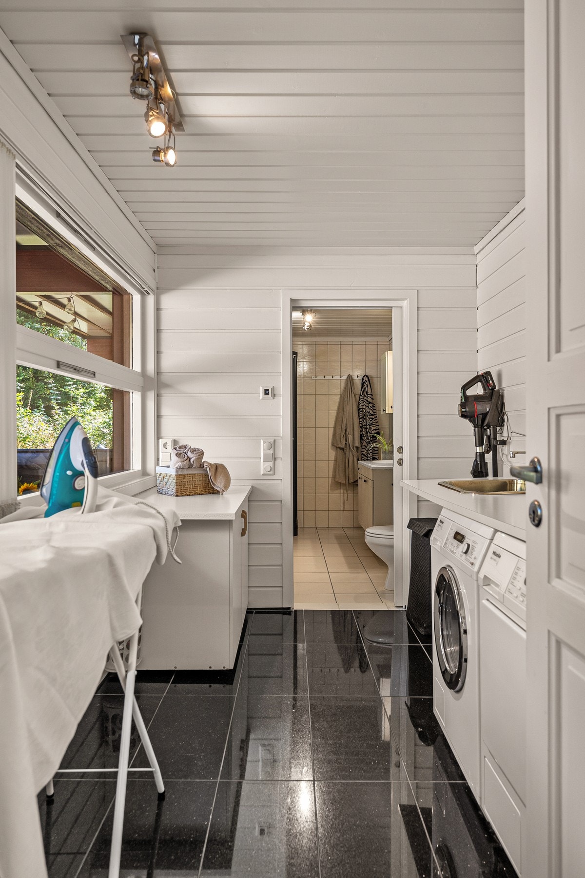 Rommet har direkte forbindelse videre mot badet. Det store vinduet slipper inn rikelig med naturlig lys. Galleribilde