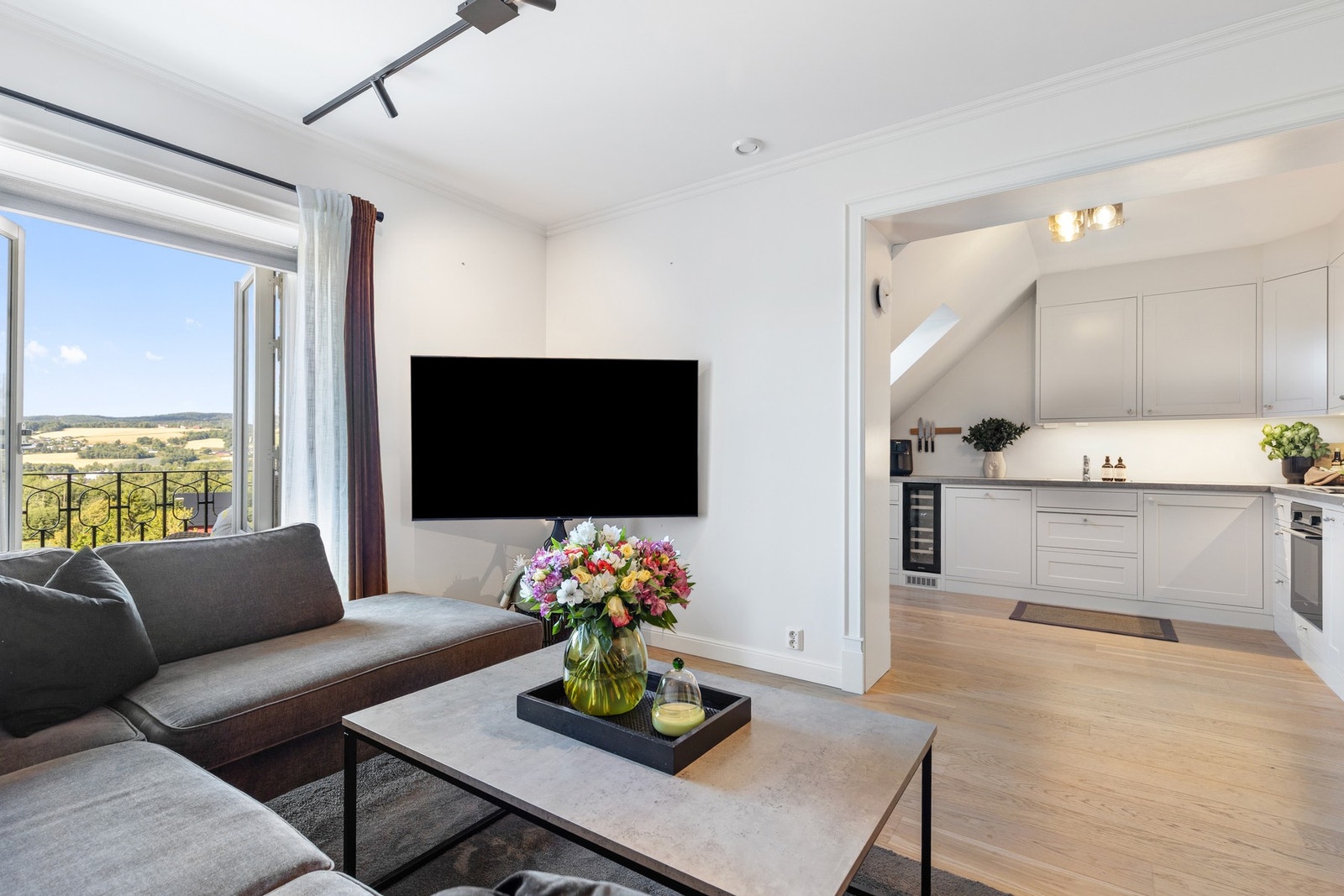 Rommet har 1-stavs parkettgulv og slette vegg- og himlingsflater Galleribilde