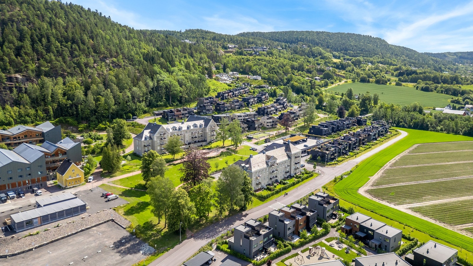 Området er barnevennlig, med rolige og skjermede omgivelser, samtidig som det er kort vei til både barnehager, skoler og busstopp Galleribilde