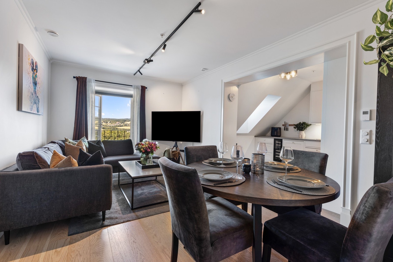 Her er det plass til både sofa og spisebord Galleribilde
